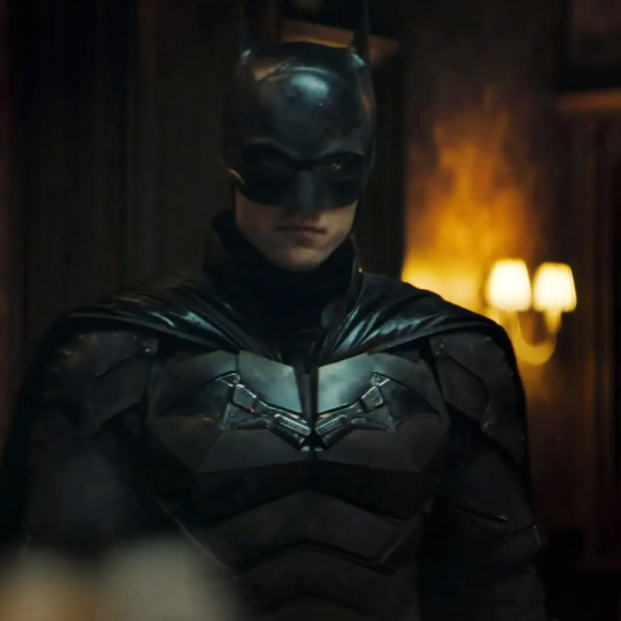 Batman é um justiceiro que combate o crime de Gtham City à noite, enquanto se disfarça do blionário Bruce Wayne á noite.